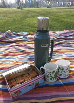 picture of flask, cups and flapjack